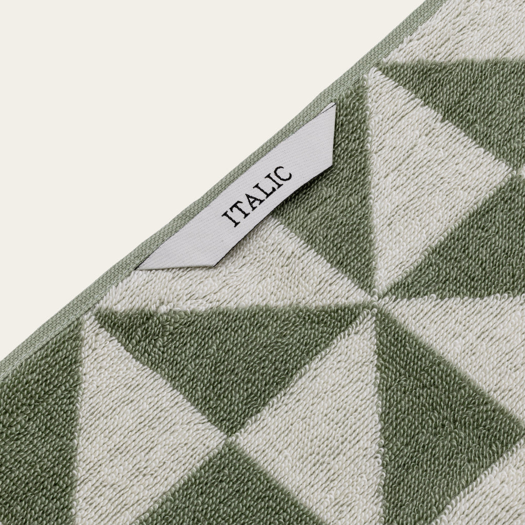 Soft white Australian cotton bath towel from Italic, showcasing plush texture and high-quality absorbency.