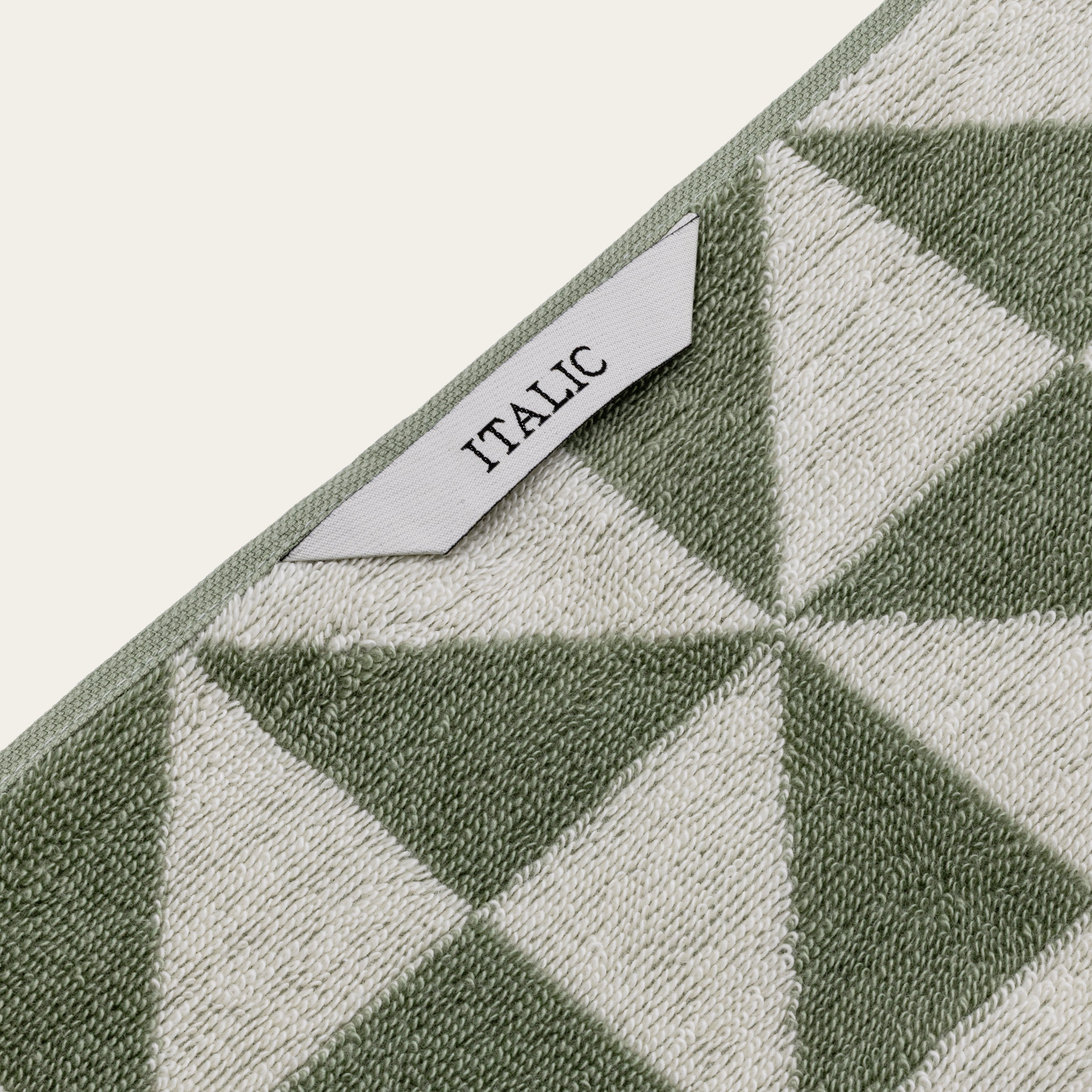 Soft white Australian cotton bath towel from Italic, showcasing plush texture and high-quality absorbency.
