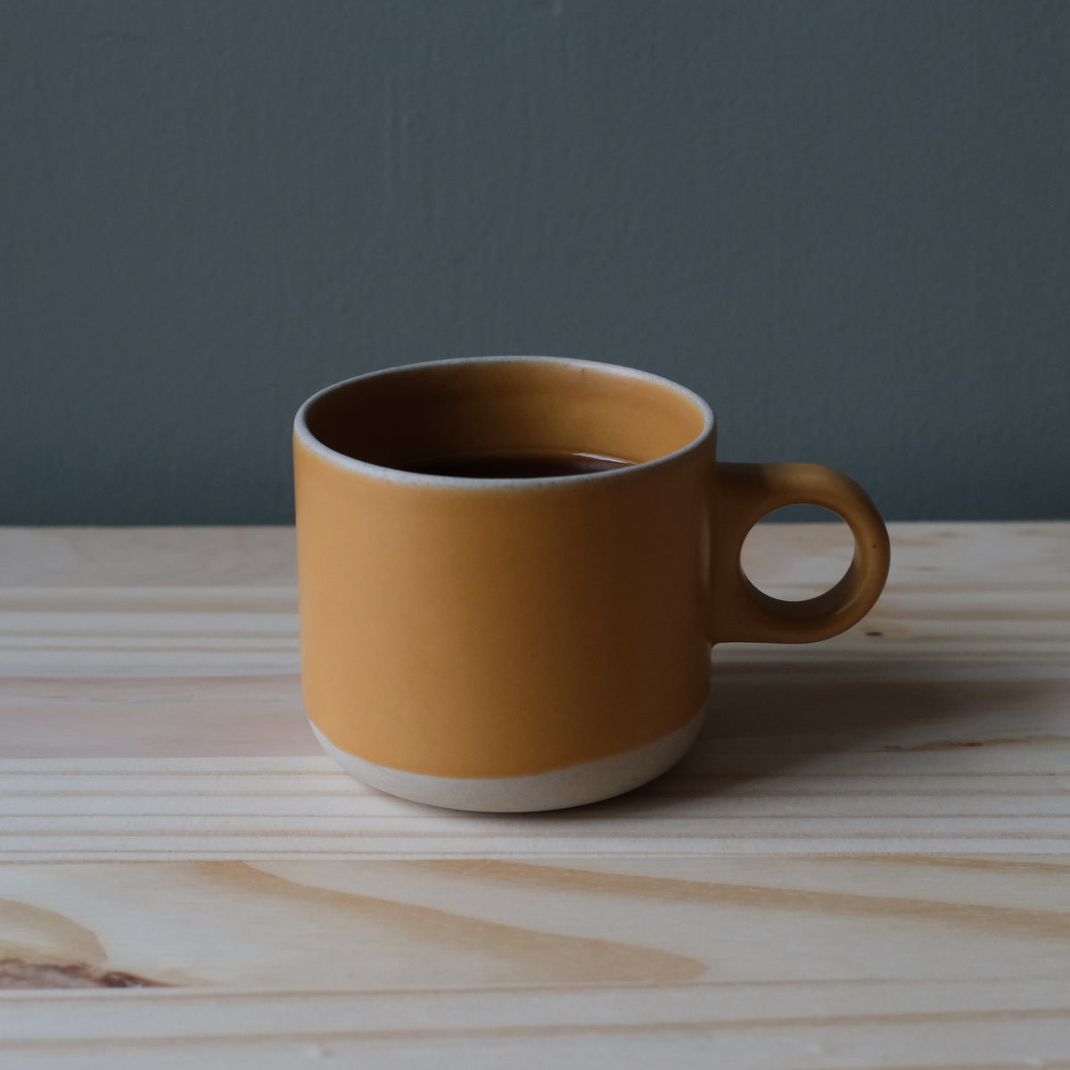 Misewell Scotty Mug tumbler with a gold dipped handle, featuring a sleek design and durable construction.