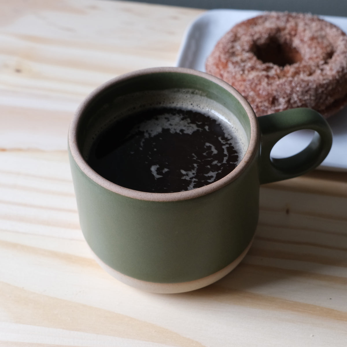Misewell Scotty Mug tumbler with moss-colored dipped finish, featuring a sleek, modern design and durable construction.