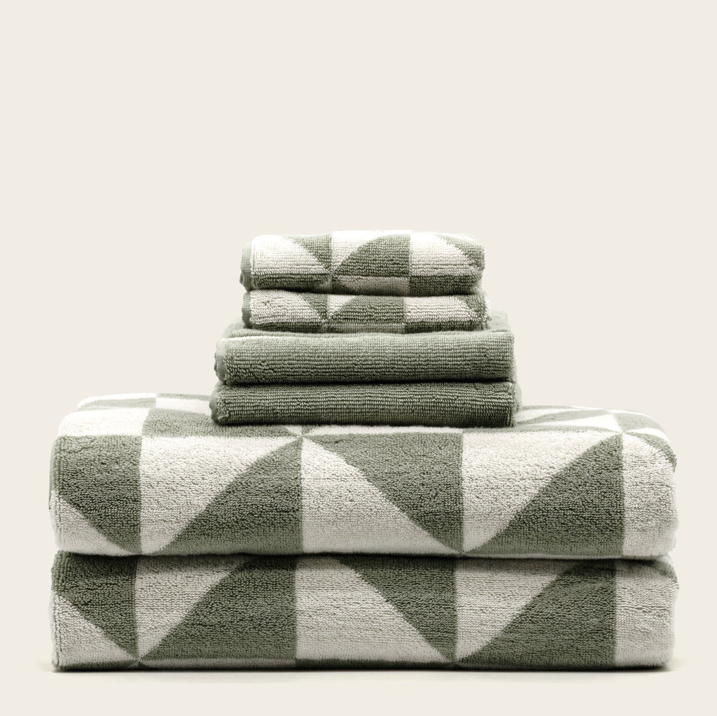 Italic Australian cotton bath towels from the Umbra Luxe set, plush and soft, perfect for home bathroom use.