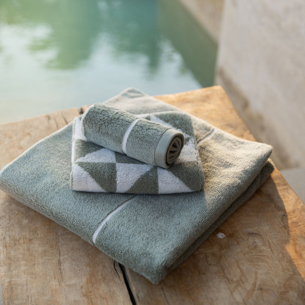 Soft Australian cotton bath towel from Italic, featuring plush texture and absorbent material for luxurious home use.